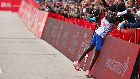 Kelvin Kiptum feiert seinen Weltrekord in Chicago