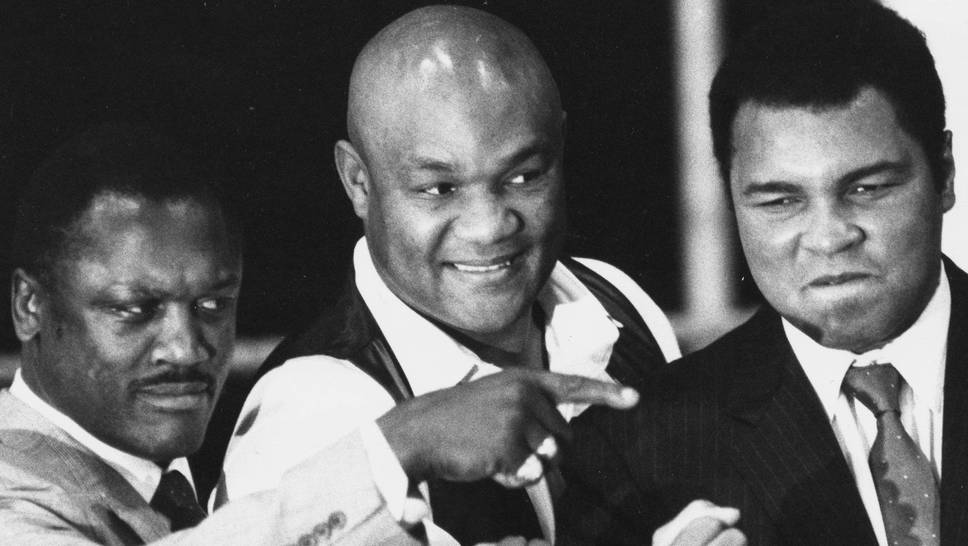 George Foreman (M.) bei einem Termin mit Muhammad Ali (r.) und Joe Frazier im Jahr 1989