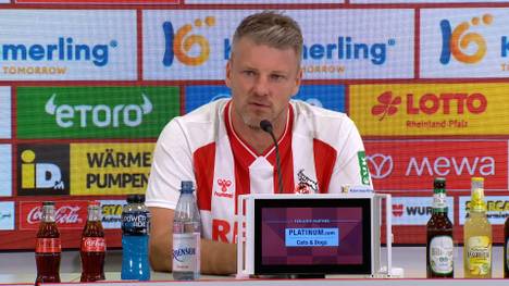 Lukas Kwasniok stand beim Auswärtsspiel in Mainz mit dem Kölner Heim-Trikot an der Seitenlinie. Anschließend begründet er sein Outfit.