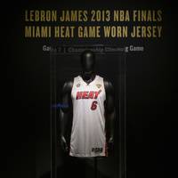 Ein getragenes Trikot des Basketball-Superstars LeBron James ist in den USA für 3,7 Millionen Dollar versteigert worden.