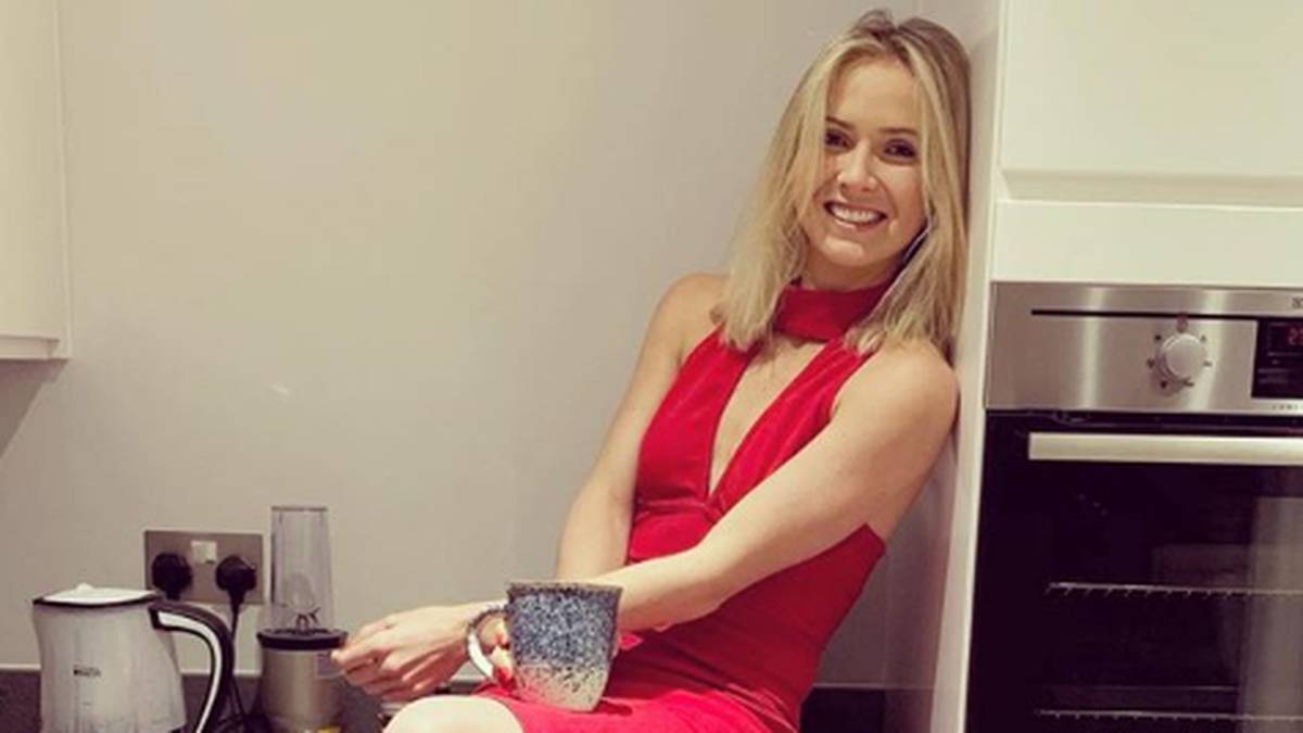 Im kurzen roten Cocktailkleid nimmt Elina Svitolina in der Küche Platz, um einen Tee zu trinken