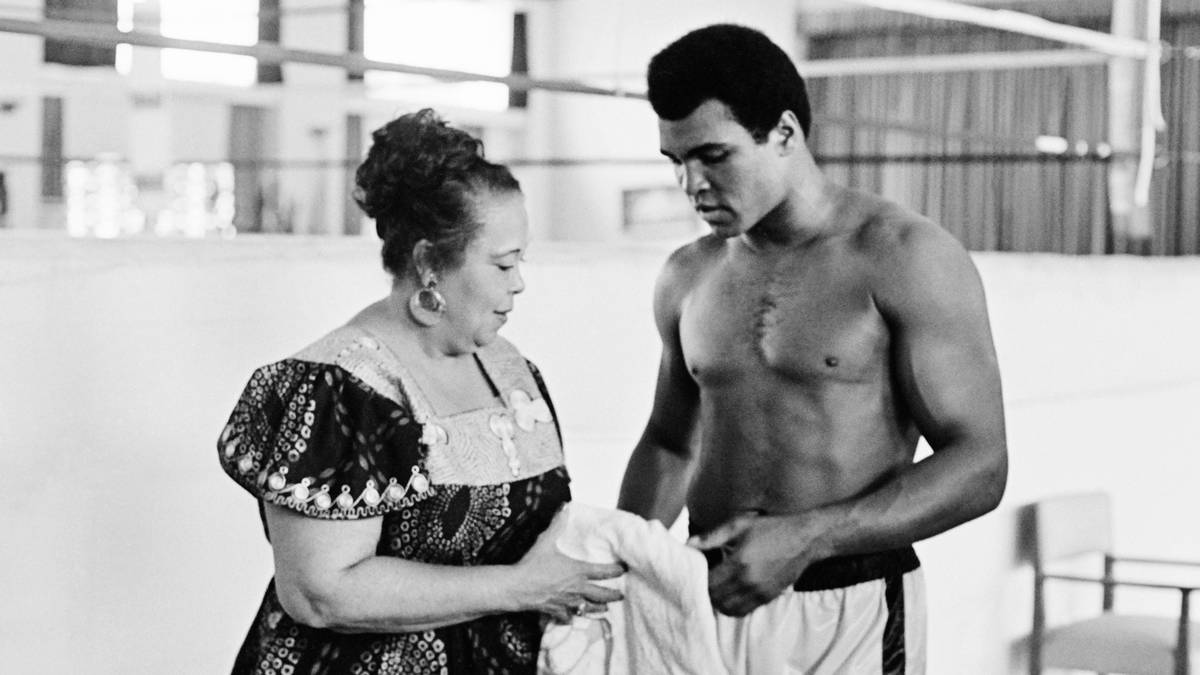 "The fight is won or lost far away from witnesses - behind the lines, in the gym and out there on the road, long before I dance under those lights." ("Der Kampf wird weit entfernt von allen Zeugen gewonnen - im Verborgenen, im Gym, draußen auf der Straße, lange bevor ich im Rampenlicht tanze.") - links: Alis Mutter Odessa Grady Clay