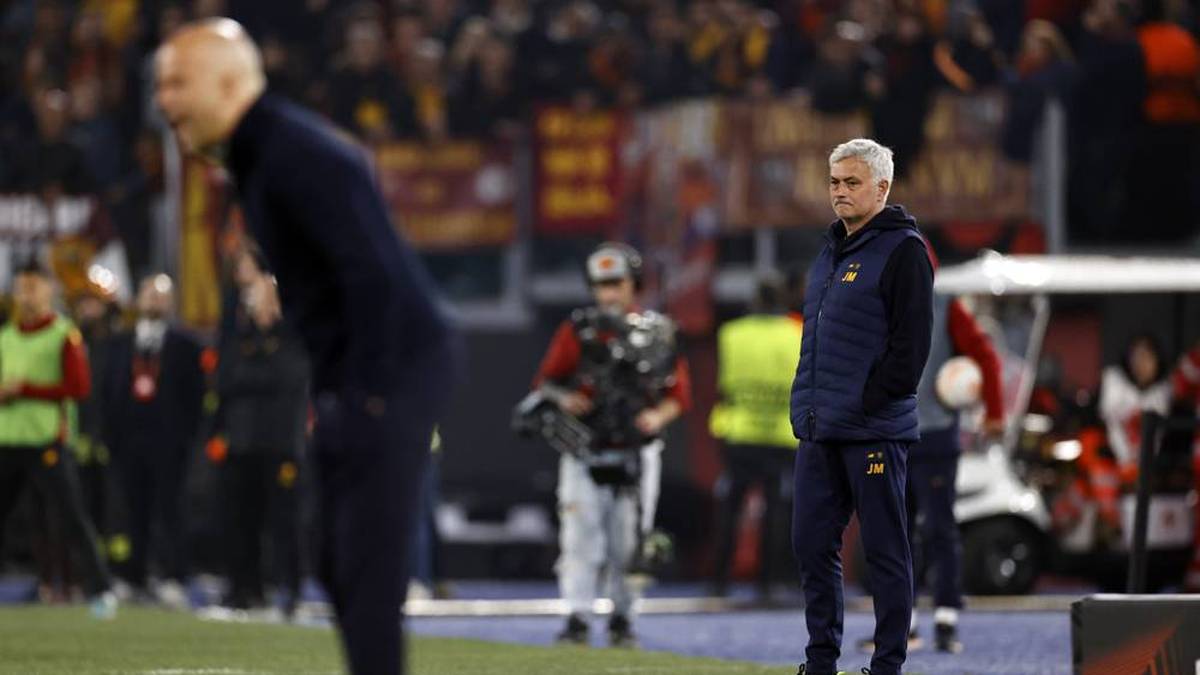 José Mourinho und Arne Slot beim Rückspiel des Europa League-Viertelfinals