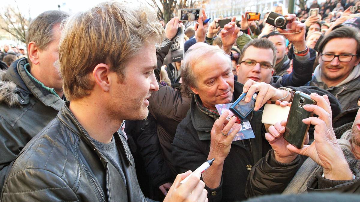 Das anschließende Bad in der Menge fiel an einem Werktag in der hessischen Landeshauptstadt eher bescheiden aus. Ein paar Hundert Fans waren gekommen, um den 31-Jährigen zu bejubeln