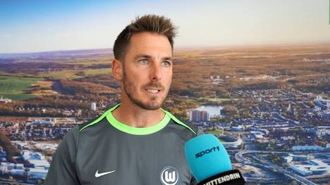 Nach dem Abstieg in die 2. Bundesliga startet Tobias Strobl als neuer Cheftrainer des VfL Wolfsburg. Die Wölfe gelten als Aufstiegsfavorit, doch davon will Strobl nichts wissen. Von der Qualität seines Kaders zeigt sich der neue VfL-Coach dennoch überzeugt.