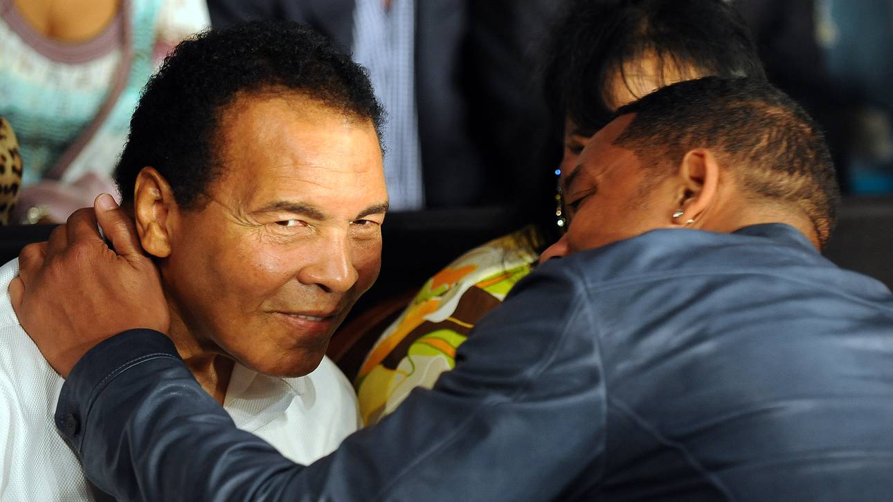 Will Smith trägt Alis Sarg