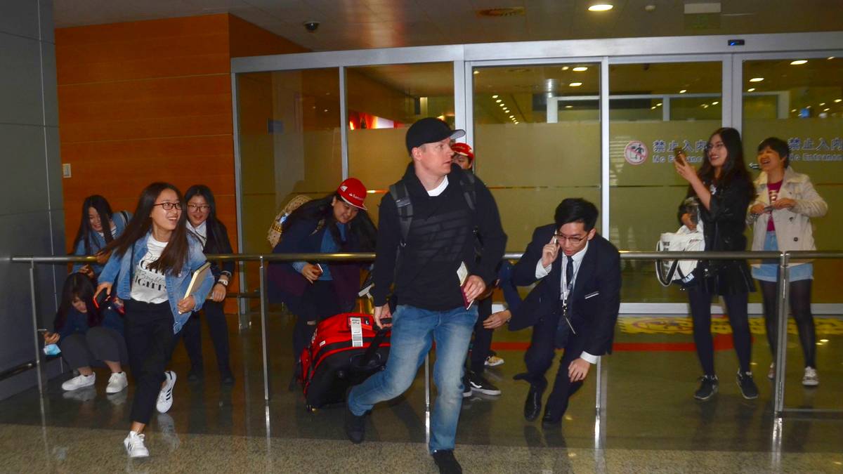 Teamkollege Kimi Räukkönen entschied sich dagegen wenig überraschend zur raschen Flucht, als er die Groupies bei seiner Ankunft in China erblickte
