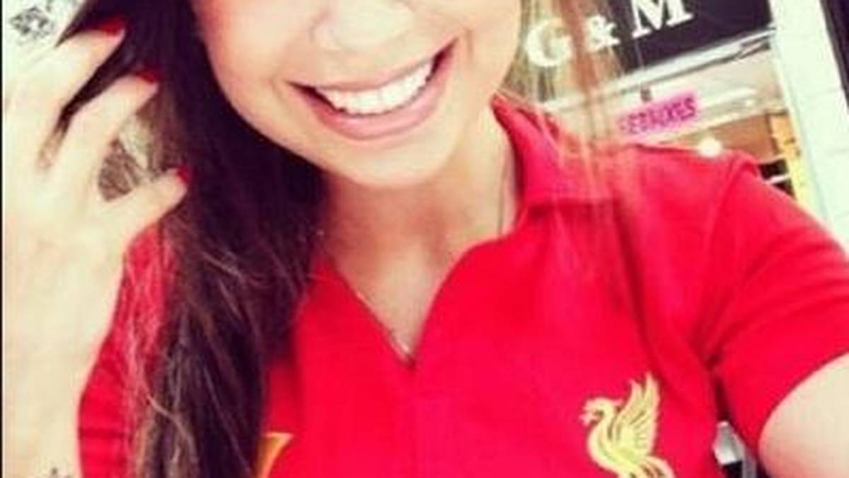 Sichtlich stolz trägt Aine Coutinho, die Ehefrau von Philippe Coutinho, das Trikot ihres Mannes