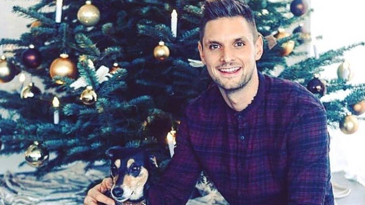 ..,hält Sven Ulreich seinen Hund im Arm