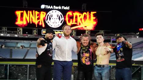 Chris Jericho (M.) und sein Inner Circle jubelte bei AEW Dynamite im NFL-Stadion in Jacksonville