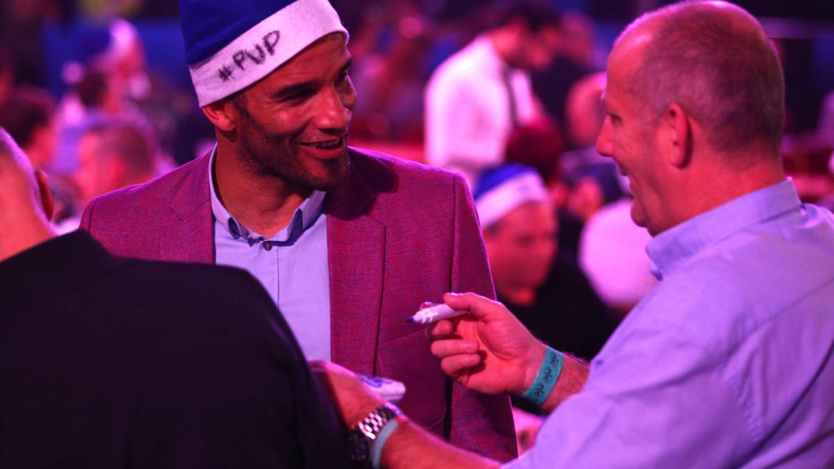 Auch TV-Experte David James lässt sich das Spektakel in London nicht entgehen. Der ehemalige Torhüter ist ob seiner Patzer vielen vielleicht besser als "Calamity James" bekannt