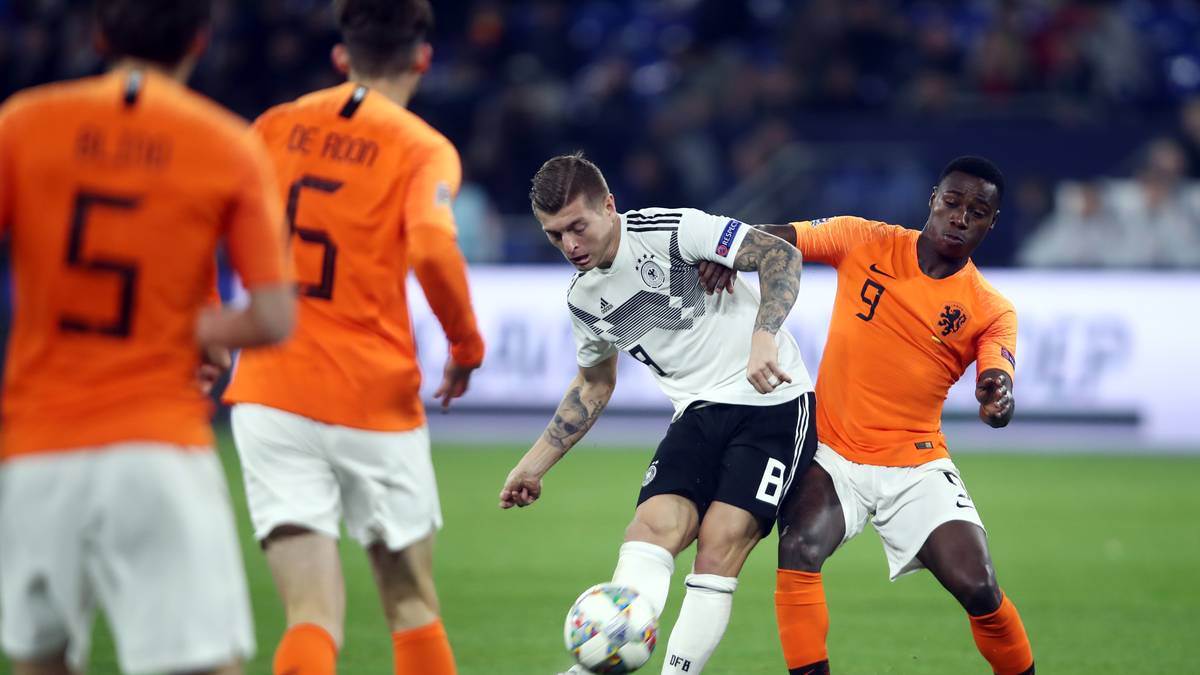 "AD": "Oranje steht nach einem sensationellen Comeback im Finale der Nations League. Gegen die stärkeren Deutschen zeigte Oranje Schwung und einen heiligen Glauben. Es hatte etwas Unwirkliches. Der Ausgleichstreffer fällt aus dem absoluten Nichts an einem wiederum wundervollen und erinnerungswürdigen Länderspielabend. Es beweist mal wieder: Selbst an einem schlechteren Abend hat die neue niederländische Elf das Glück an ihrer Seite."