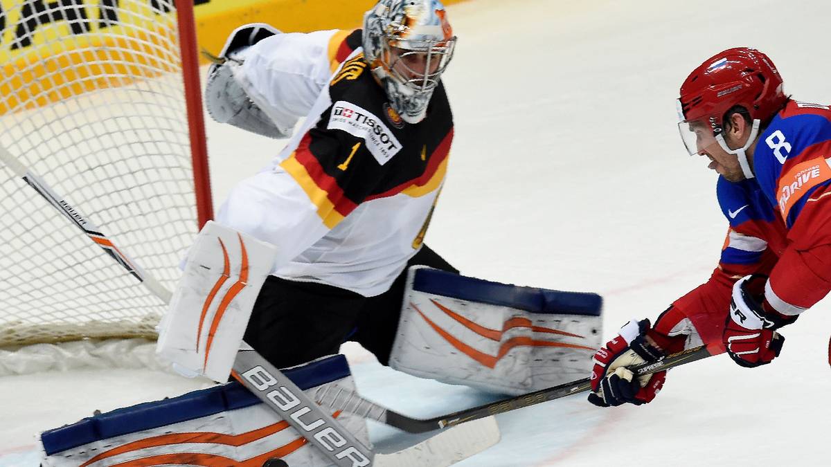 TOR - THOMAS GREISS: Neben Dennis Seidenberg ist auch dessen Teamkollege bei den New York Islanders bei der WM dabei. Greiss hat sich zum Stammgoalie und Publikumsliebling der Islanders entwickelt und Spitznamen wie "Jesus Greiss" sowie Fangesänge wie "Greiss Greiss Baby" erhalten. Derzeit nur noch Goalie Nummer drei