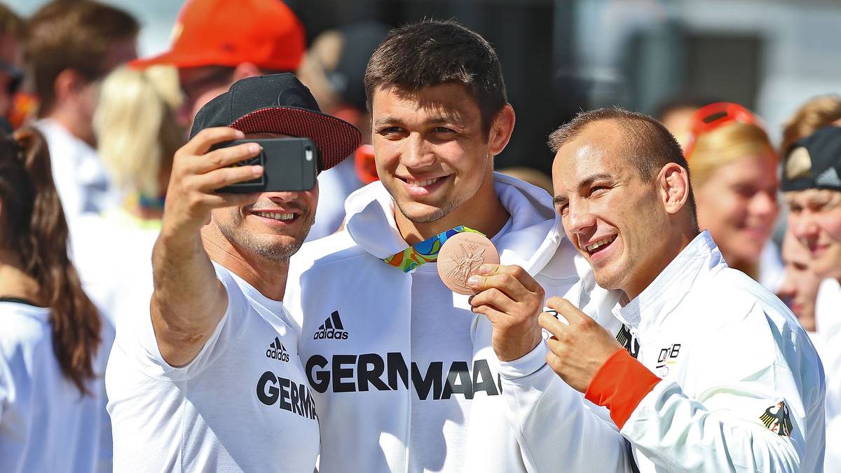 Bronze hat Ringer Denis Kudla erkämpft, Schwergewichts-Weltmeister Frank Stäbler (r.) ist dagegen in Rio leer ausgegangen