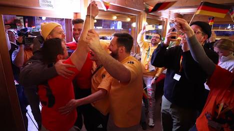 Mit Klängen von "Bella Napoli" und "We will rock you" werden die deutschen Skeleton-Profis im deutschen Haus bei Olympia empfangen. Man wolle es aber "erst morgen eskalieren lassen". 