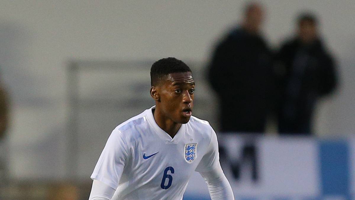 Adarabioyo bringt nicht nur Robustheit und Schnelligkeit mit, sondern weiß auch mit einem überragenden Spielaufbau zu glänzen. Der 18-Jährige erinnert fast schon ein wenig an Jerome Boateng