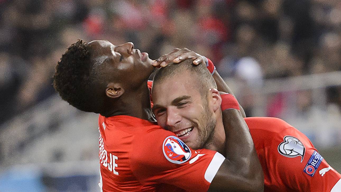 Schweiz und Spanien fahren zur EM