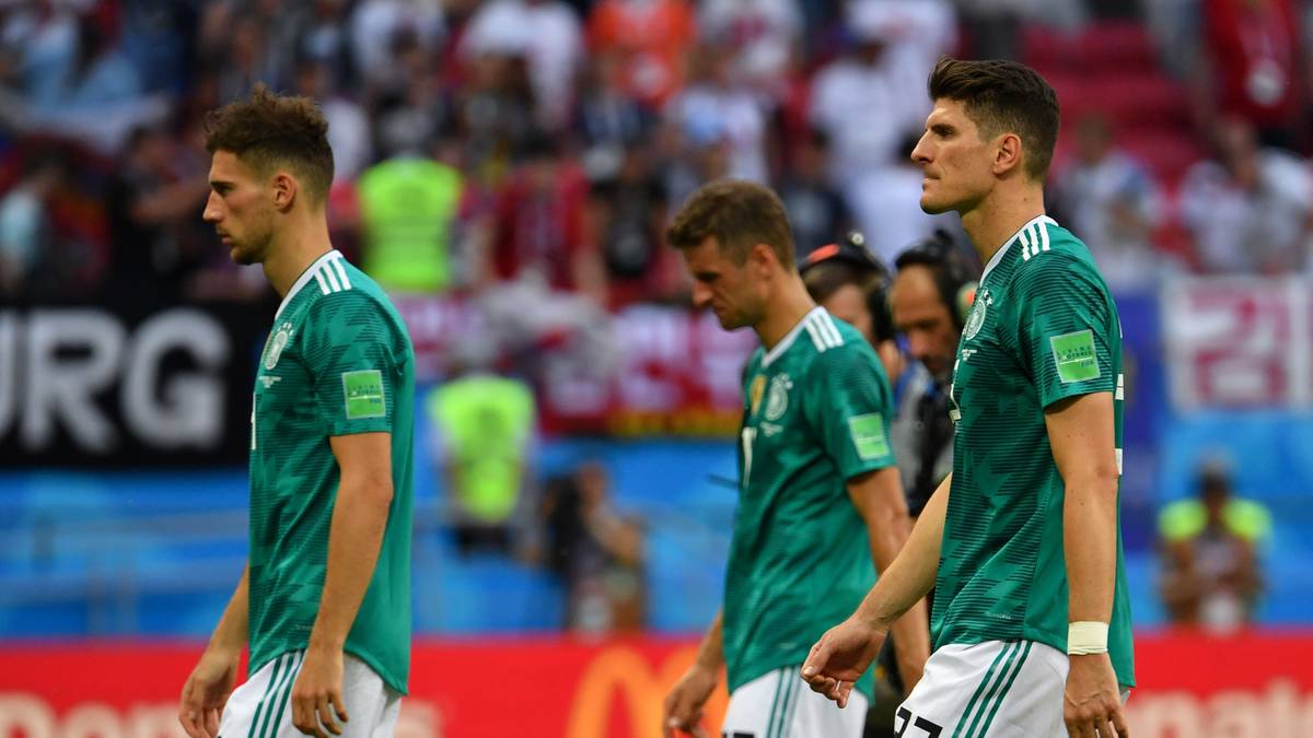 PLATZ 10 - Was für ein Debakel: Nach einer trostlosen Vorstellung gegen Südkorea scheidet die deutsche Nationalmannschaft erstmals überhaupt bei einer WM-Vorrunde aus. Der Weltmeister stürzt 1445 Tage nach seinem grandiosen Abend im Maracana vom Himmel in die Hölle, bei Fans und Spielern herrscht das blanke Entsetzen