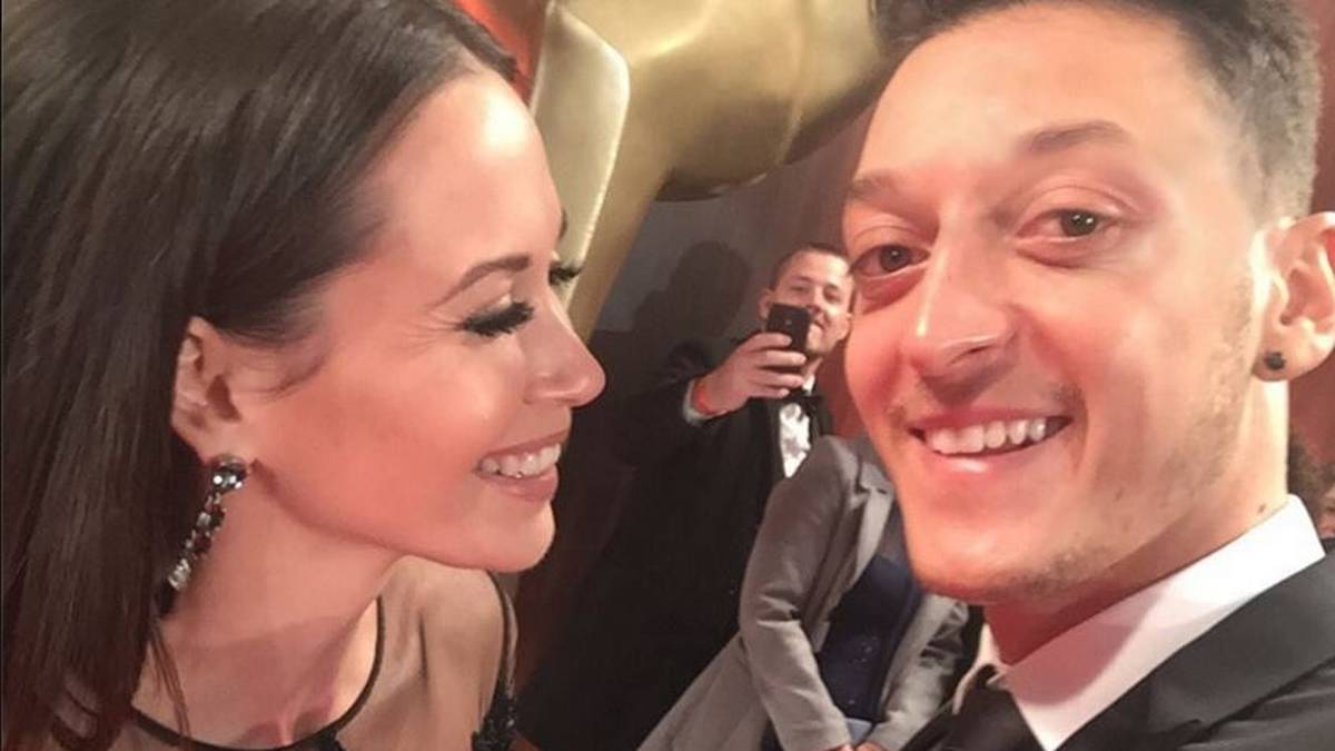 Mesut Özil ist die Nummer eins der deutschen Fußballer und die Nummer acht im internationalen Vergleich der Sportstars. Hier ist der Arsenal-Profi mit seiner Freundin Mandy Capristo unterwegs und zieht die Blicke auf sich. Bei Facebook interessieren sich 29 Millionen Menschen für den Weltmeister