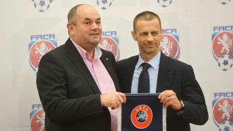 UEFA-Präsident Aleksander Ceferin (rechts) mit Miroslav Pelta 