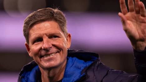 Der eine oder andere hat Oliver Glasner vielleicht gar nicht mehr auf dem Schirm. Er holte 2022 die Europa League mit der SGE, aber auch seine aktuelle Arbeit bei Crystal Palace kann sich sehen lassen. Die Eagles schlugen gestern Spitzenreiter Liverpool und sind somit seit 18 Spielen ungeschlagen.