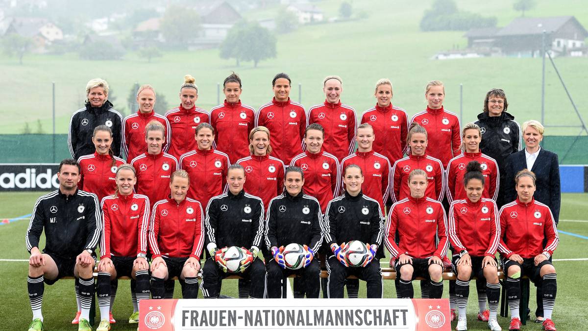 So sieht er aus, der Kader der deutschen  Frauen-Nationalmannschaft des DFB für die am Samstag beginnende WM in Kanada. Diese 23 sollen den Titel nach Deutschland holen. SPORT1 stellt vor dem ersten Match gegen die Elfenbeinküste am Sonntag um 22 Uhr deutscher Zeit alle Spielerinnen und Cheftrainerin Silvia Neid vor