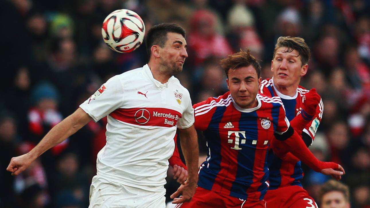 Vedad Ibisevic vom VfB Stuttgart im Zweikampf mit Bayern Münchens Mario Götze