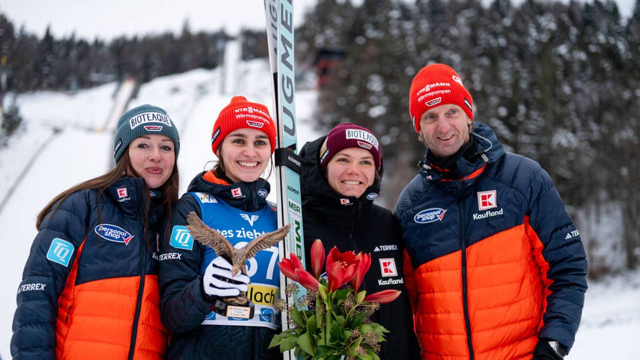 Bundestrainer Heinz Kuttin mit seinen Springerinnen Agnes Reisch,  Selina Freitag, und Juliane Seyfarth (v.r.)e (Deutschland)