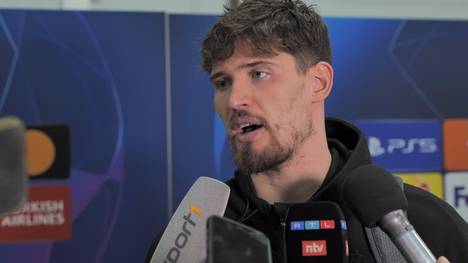 Nach dem gehaltenen Elfmeter von BVB-Keeper Grgeor Kobel, spricht der 24-Jährige darüber, wie überwältigt er von der Stimmung der Fans war. 