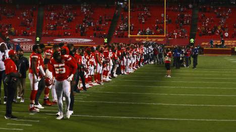 Die Spieler der Kansas City Chiefs und Houston Texans protestieren gemeinsam gegen Rassismus und Polizeigewalt in den USA