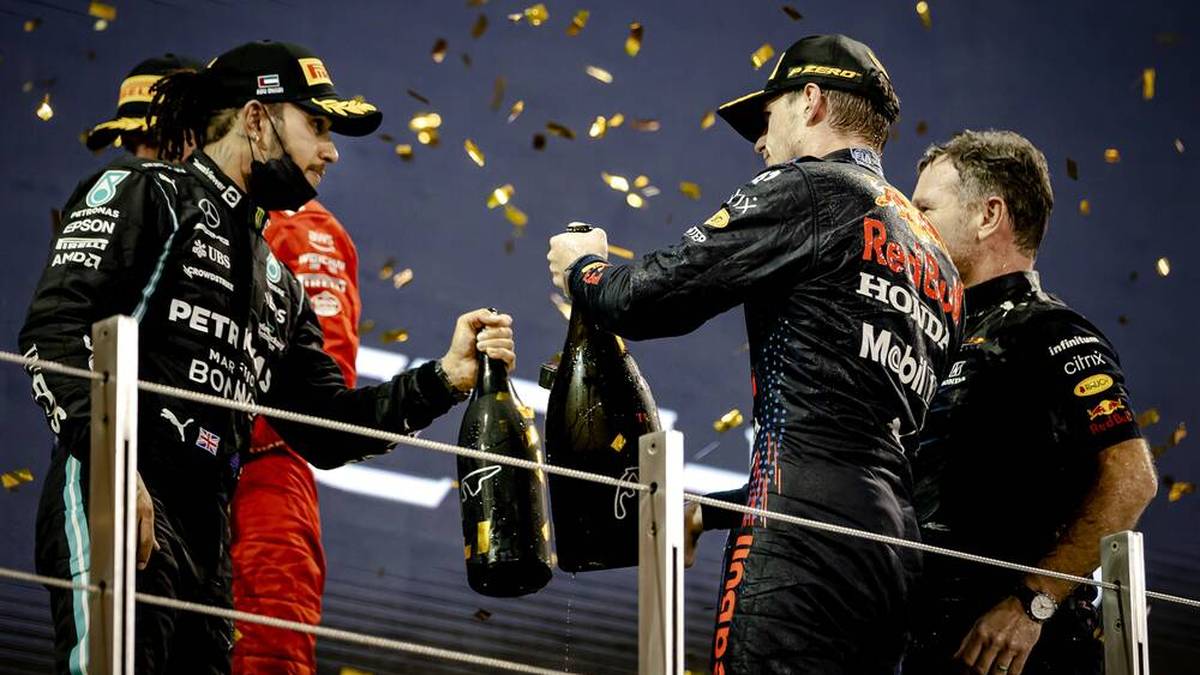 2021: Im dramatischen Formel-1-Finale 2021 muss Hamilton die vielleicht bitterste Enttäuschungen seiner Karriere hinnehmen. Lange sieht es nach einem Erfolg für den Engländer aus, doch dann wendet sich durch ein Safety-Car das Blatt. Verstappen überholt Hamilton in der letzten Runde und ist zum ersten Mal Weltmeister