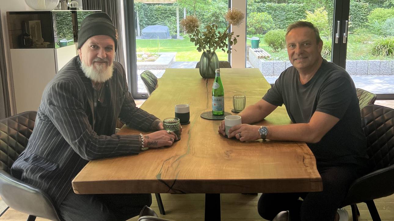 SPORT1-Reporter Reinhard Franke (li.) besuchte André Breitenreiter zuhause in Hannover