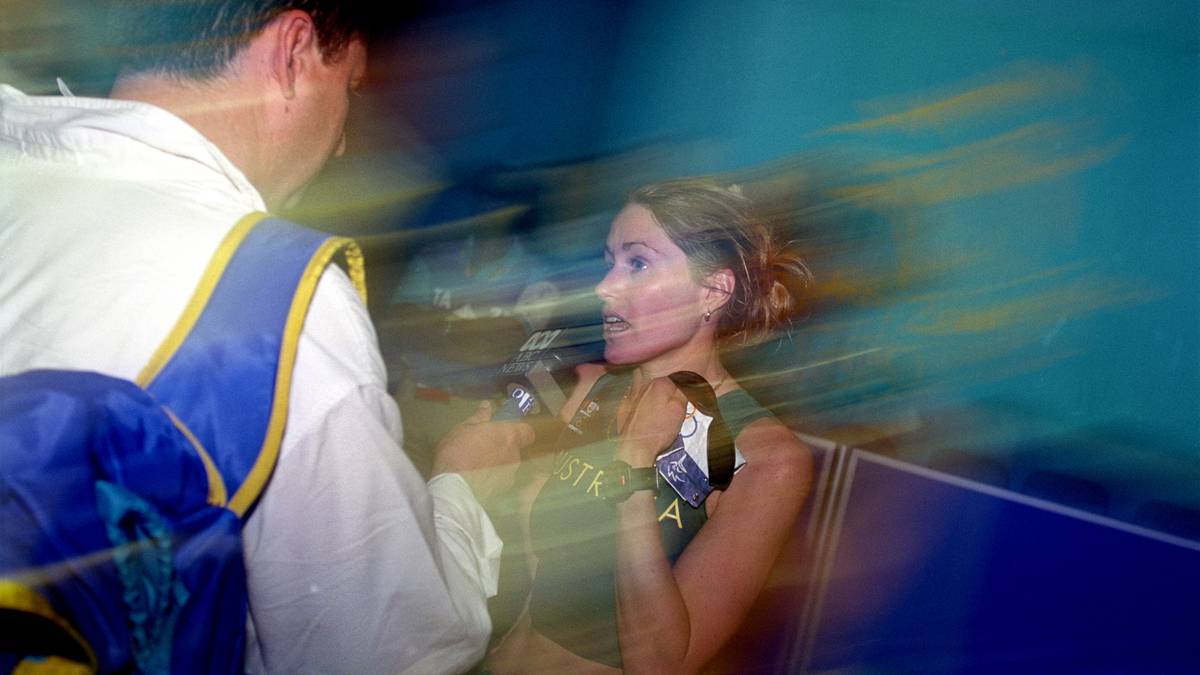 bis ihr ein Kampfrichter wenige Meter vor dem Tunnel, der auf die letzten Meter im Inneren des Olympiastadions führte, die Rote Kelle vor die Nase hielt. Wegen unerlaubter Gangart wurde Saville disqualifiziert, der Gold-Traum platzte. Ein kleiner Trost: Vier Jahre später in Athen gewann sie Bronze