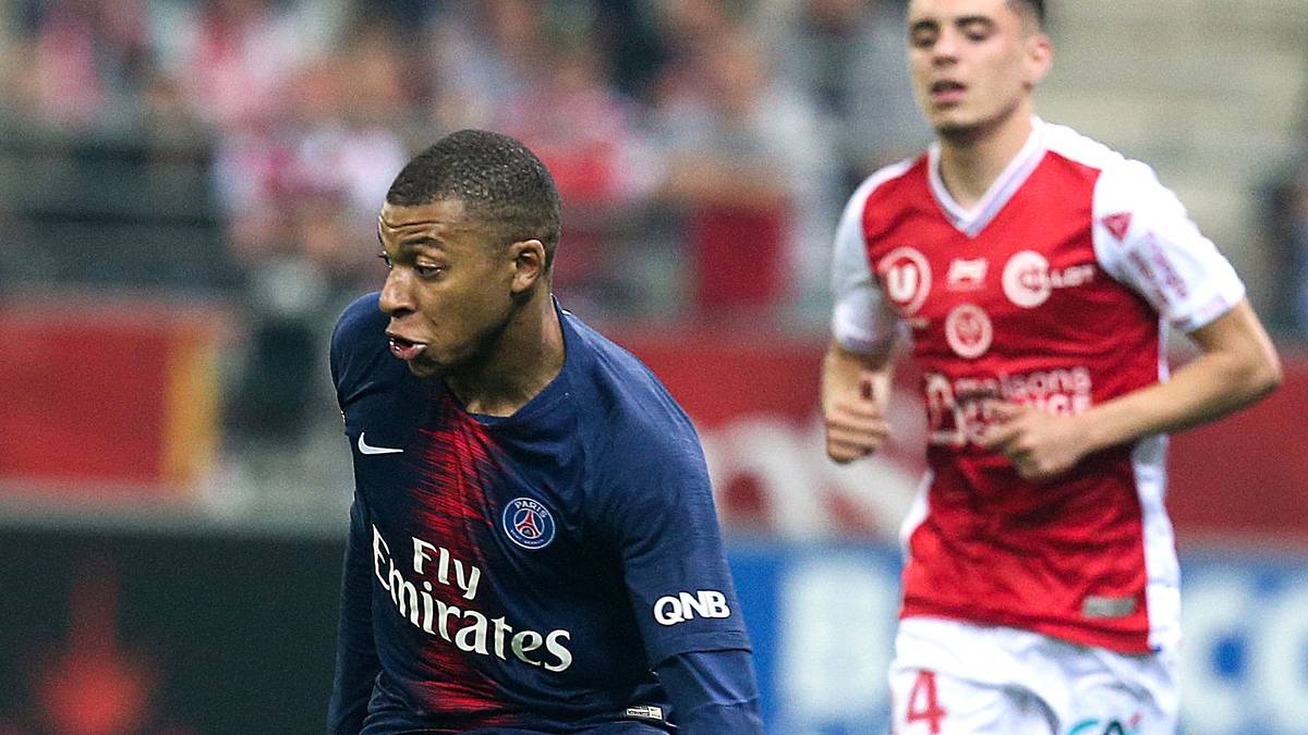 Auch innerhalb des Starensembles aus Paris nimmt Mbappé mittlerweile eine herausragende Stellung ein. Während Neymar immer mal wieder mit unsportlichen Aktionen auf und neben dem Platz auffällt und Edinson Cavani nur in etwas mehr als der Hälfte der Ligaspiele zum Einsatz kam, ist Mbappé die große Konstante bei PSG