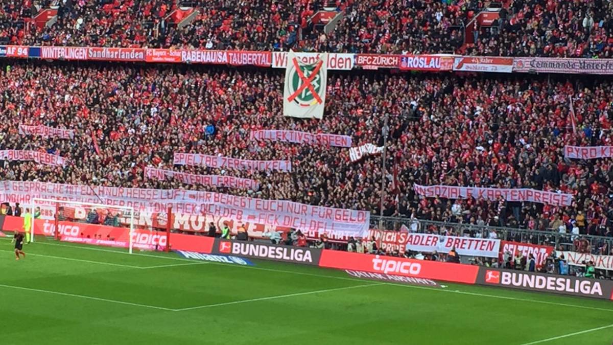 Am Sonntag legten auch die Fans des FC Bayern noch einmal nach. Dabei listeten sie in einzelnen Bannern alle Themen auf, die ihnen am DFB missfallen 