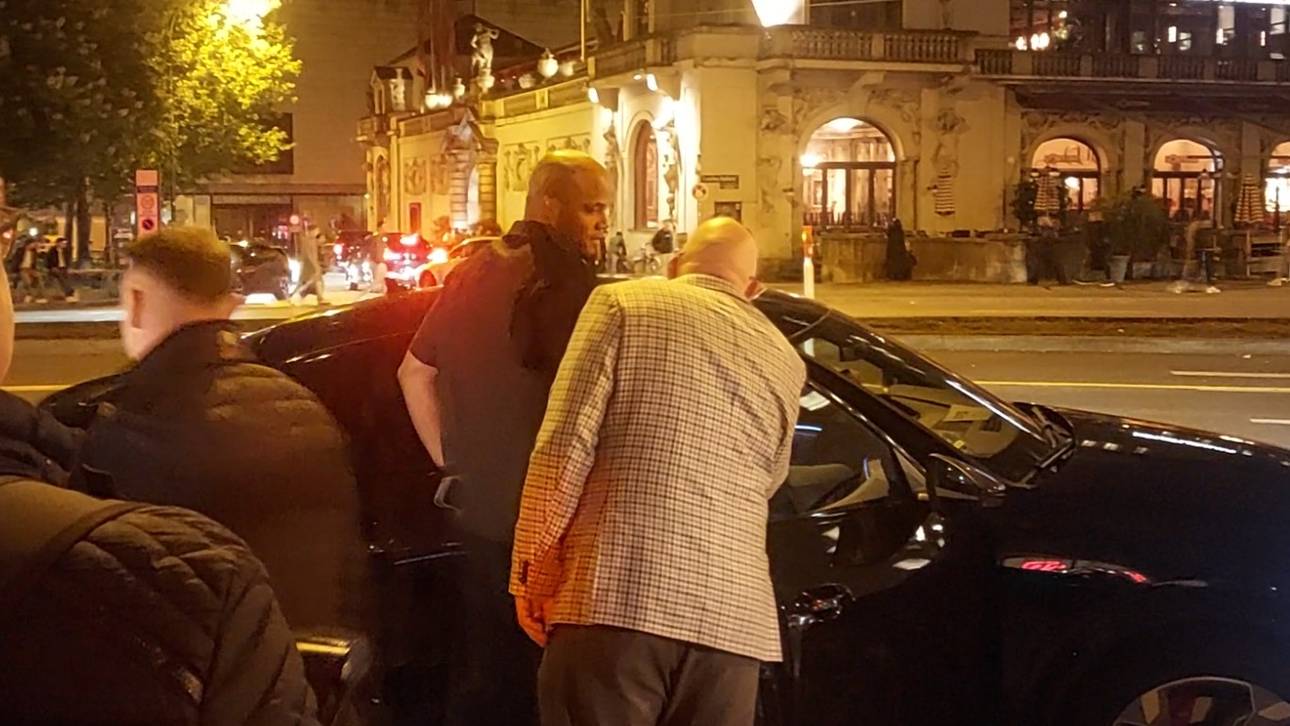 Bayern-Trainer Vincent Kompany kommt bei der Party von Thomas Müller an