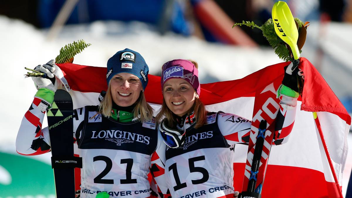 Während die Österreicherinnen Nicole Hosp (r.) und Michaela Kirchgasser mit aufs Siegertreppchen springen 