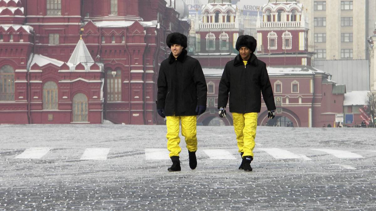 In Moskau haben sie in typisch russischer Kluft immerhin noch Spaß