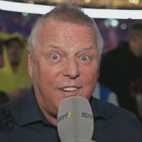 "Champions of the World - Jana!" John McDonald callt Moderatorin