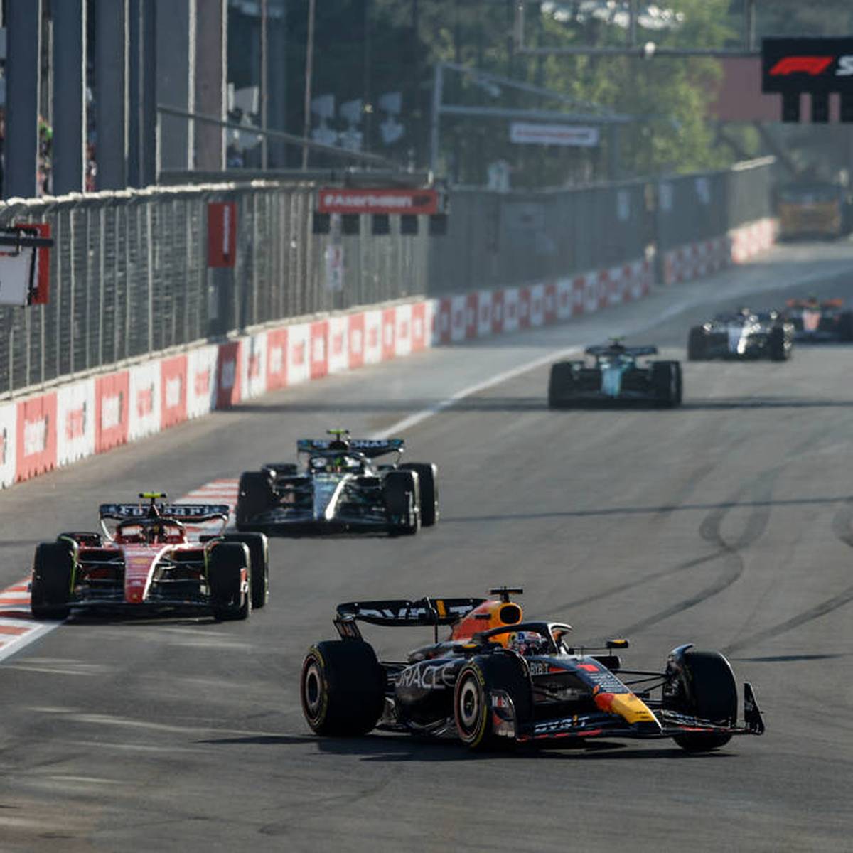 Formel 1 Rennen in Baku mit Verstappen, Leclerc, Alonso, Hamilton LIVE im TV, Stream, Ticker