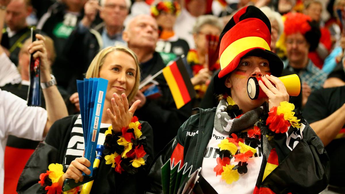 Die deutschen Fans halten mit lautem Getöse dagegen