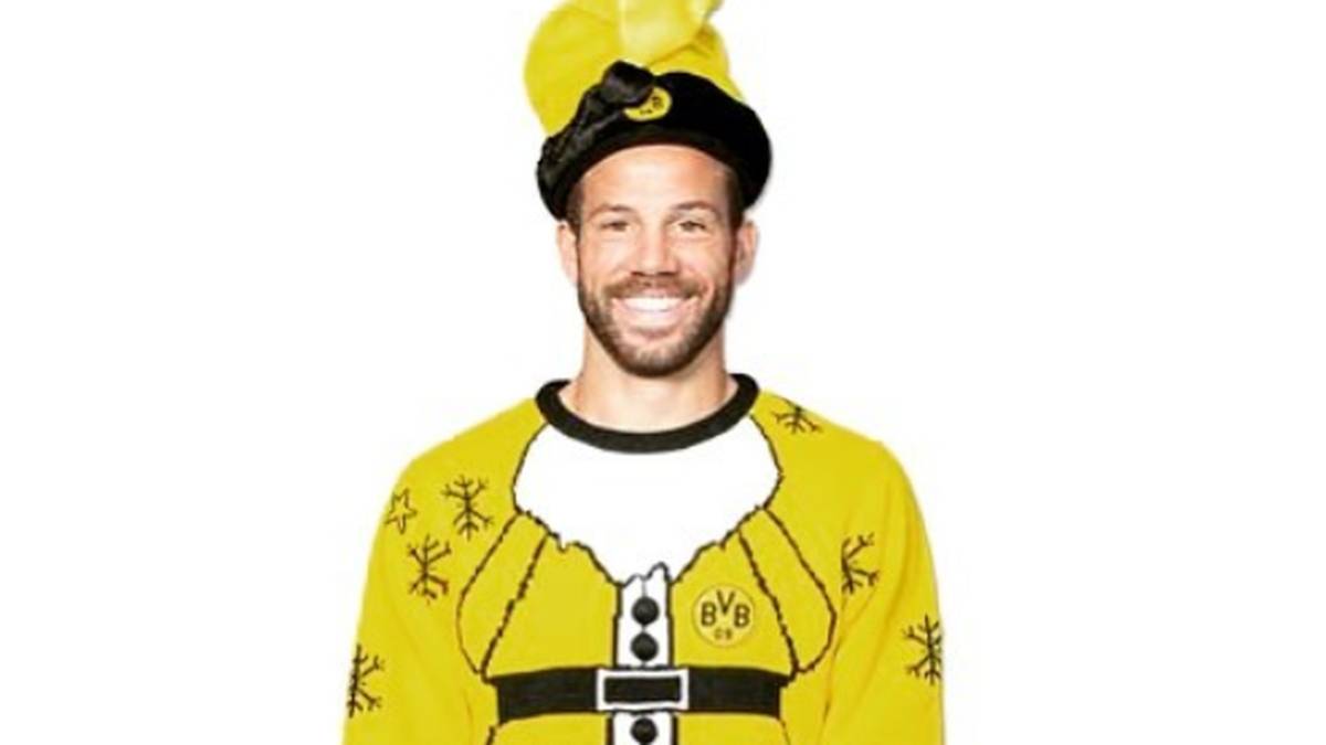 Gonzalo Castro probiert dagegen den gelben Dortmund-Weihnachtspulli