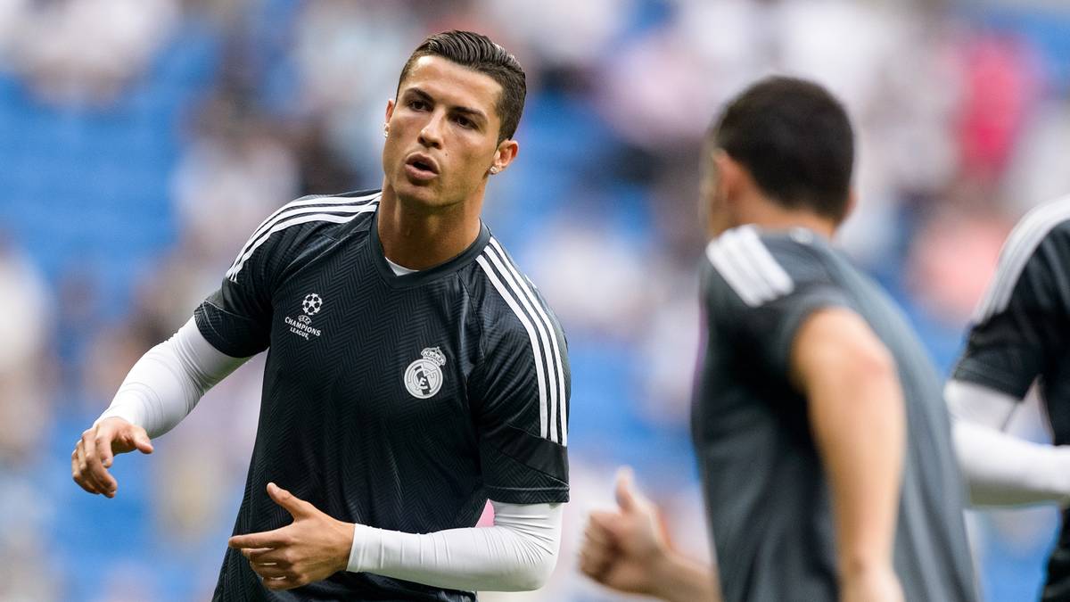 Auf dem Platz läuft sich derweil Superstar Cristiano Ronaldo warm
