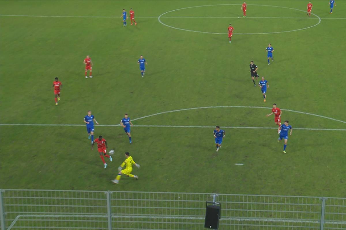 Im erstmals seit 16 Jahren wieder ausverkauften Stadion in Degerloch platzt der Traum vom ersten Achtelfinale eines Fünftligisten in der Pokalgeschichte schon früh. Frankfurter macht beide Tore in der ersten Hälfte.