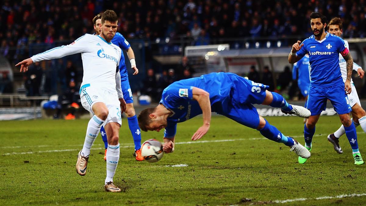 So ist es zunächst Darmstadt-Verteidiger Slobodan Rajkovic (v.), der mit dieser akrobatischen Flugeinlage für das erste kleine Highlight der Partie sorgt - es soll aus Sicht der Gastgeber danach nicht viel Sehenswerteres mehr geben