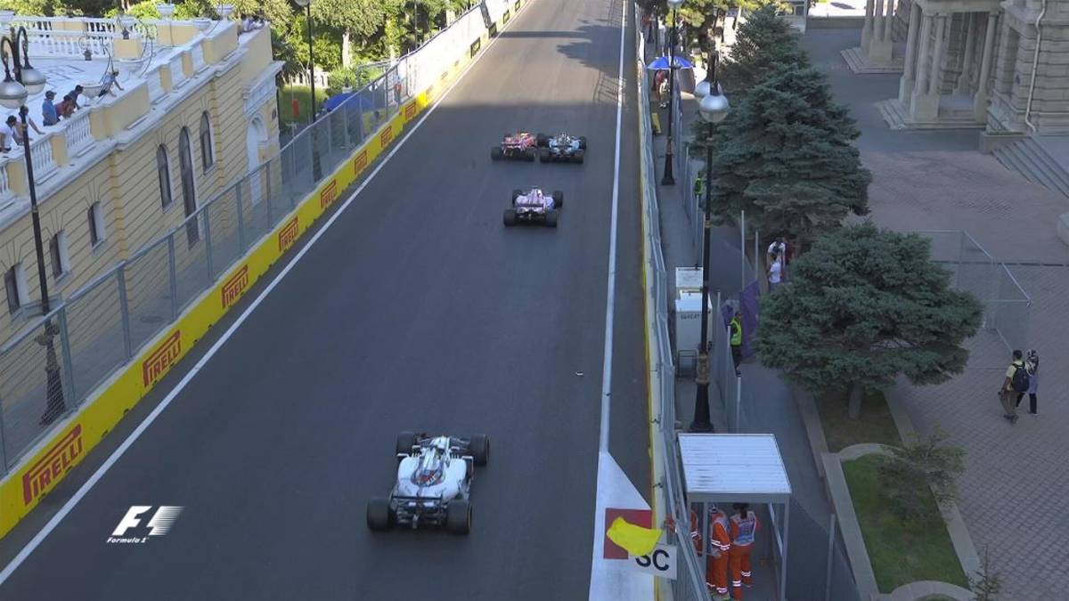 fährt neben Hamilton, holt aus...