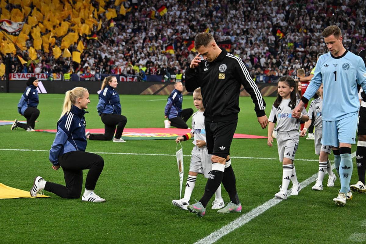 100 Spiele für die Nationalmannschaft: Dieses Jubiläum durfte Joshua Kimmich gegen Portugal feiern. Und dann läuft überraschend auch noch sein Sohn als Einlaufkind mit ihm auf den Rasen.