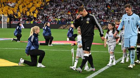 100 Spiele für die Nationalmannschaft: Dieses Jubiläum durfte Joshua Kimmich gegen Portugal feiern. Und dann läuft überraschend auch noch sein Sohn als Einlaufkind mit ihm auf den Rasen.