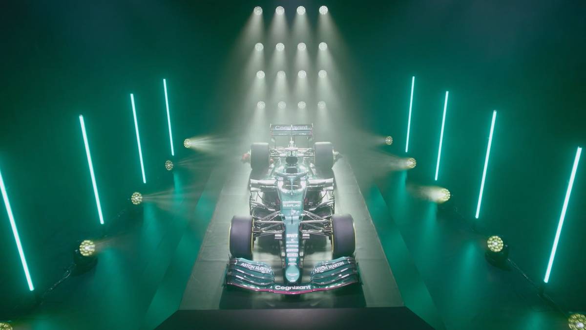 Gratulanten Bond und Brady: Epische Vorstellung des neuen Vettel-Autos