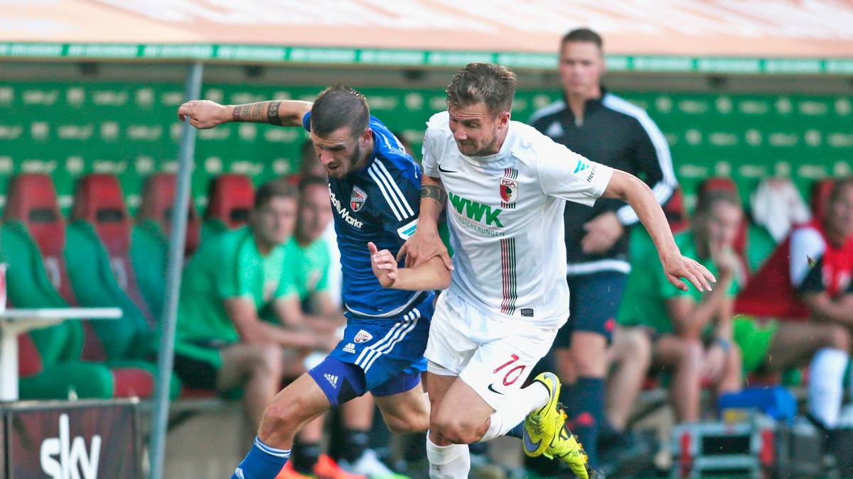 ... Daniel Baier vom FC Augsburg und ...